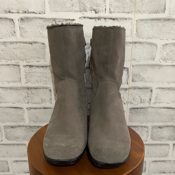 Women’s Clarks gray suede bendable Dream Moto fur booties boots fashion 6.5 - Picture 2 of 7